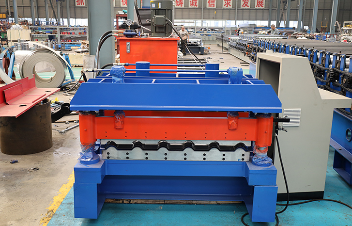 What are the characteristics of low price glazed tile roof sheet roll forming machine